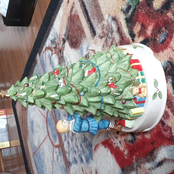 San Francisco Music Box Co. 1989 ceramic "decorating the tree" music box. - Picture 3 of 16